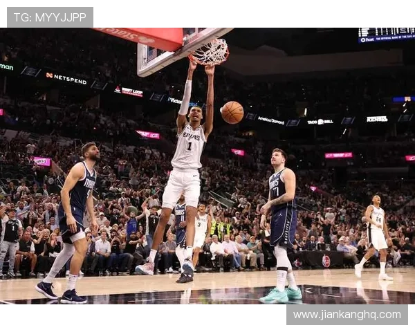 球员突破个人得分纪录成为球队历史伟大一员书写传奇新篇章